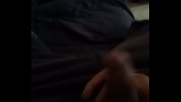 Jugando con Mi verga asta soltar toda Mi lechita