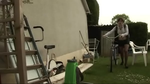 Elle s&egrave;che les cours pour baiser avec les 2 ouvriers qui travaillent chez elle