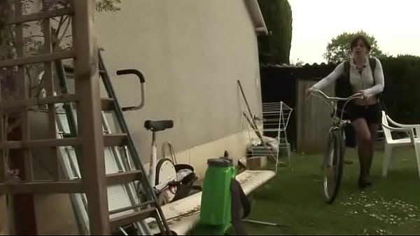 Elle sècheles cours pour_baiser avec les_2 ouvriers qui travaillent chez_elle