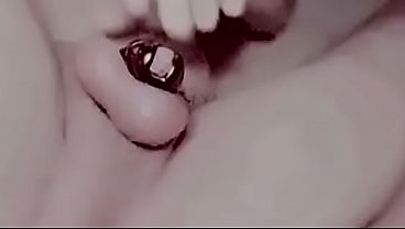 Prostituto Heterosexual Es Contratado Para Grabar Video Siendo Usado Como Puta Gay Marica Con Jaula De Castidad En Su Peque&ntilde;o Pene Mientras Le Meten Por El Culo Un Enorme Dildo Y Pu&ntilde;o thumbnail