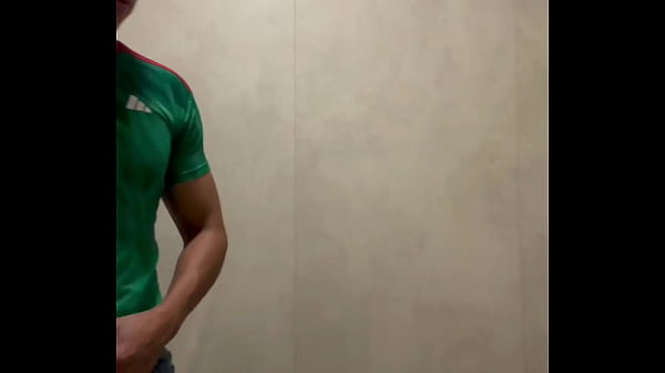 Play MP4 - Futbolista mexicano se pajea en los ba&ntilde;os del gym