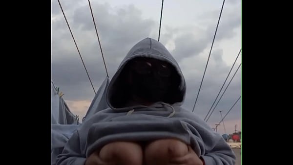 Me gustaenseñarle las tetasa mis vecinos