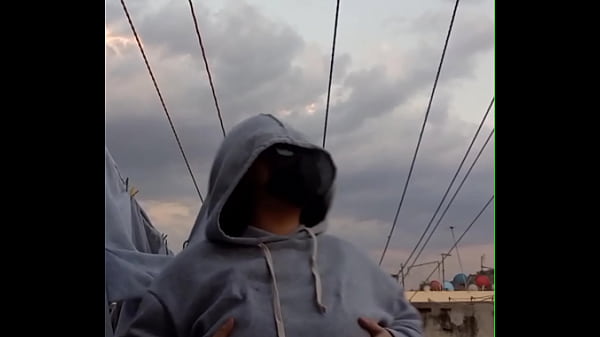 Play MP4 - Me gusta ense&ntilde;arle las tetas a mis vecinos