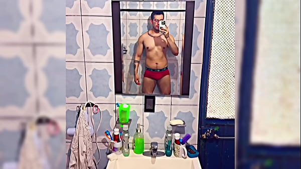 Rico hetero bisexual de gym muestra como qued&oacute_ embarrada su vergota de semen