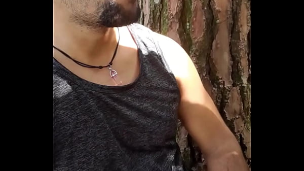 Cliente Pagou Para Foder O Flanelinha Atr&aacute;s Do Mato Socou Forte E Gozou Dentro. thumbnail