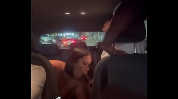 Dei Minha Bucetinha Para O Motorista De App thumbnail