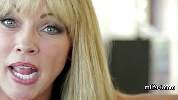 Hot cougar blows a big dick 