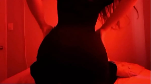 Sexyy pequeña madrastra caliente entra al_cuarto de su hijastro y_se lo folla por_primera_vez