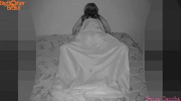 O edredom mexeu muito_nessa noite no_quarto do líder