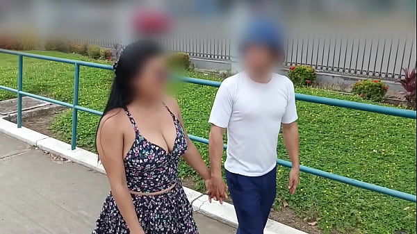 Ella era una zorra hermosa dama estaba esperando a su novio en el centro comercial pero no llego luego un desconocido la invito a su casa y terminaron follando de perrito de forma agitada y apasionada
