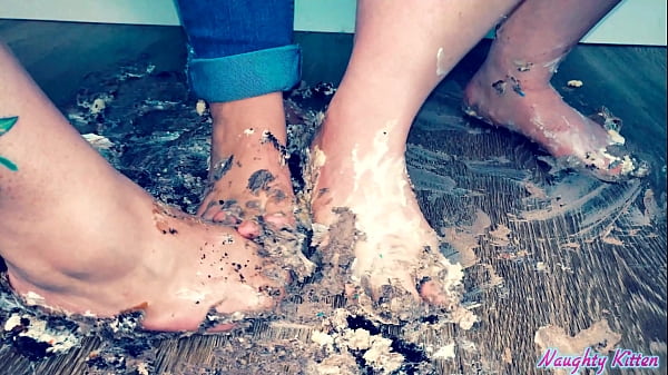 Kitten,velma Voodoo,and Lil Kiwwi Monster Smash Cupcakes With Their Feet thumbnail