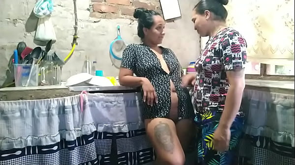 Play MP4 - latina cachonda enga&ntilde;a a su esposo con su propia hermanastra&comma; teniendo sexo en la cocina