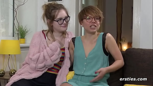 Blondes Babe macht_ihrer Freundin erstes Rimming ihres Lebens