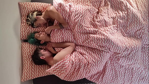 Play MP4 - Horny in the morning - Friends have a beatiful threesome &lpar;FULL VIDEO&excl;&rpar;