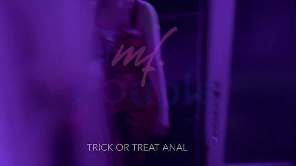 Nonton Trick Or Treat Clown Takes It In Her Ass thumbnail