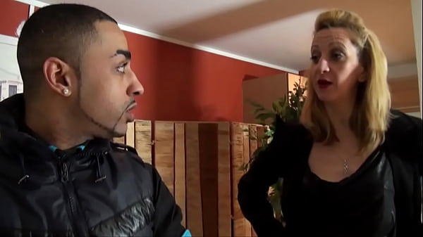 Un technicien chaud lapin intervient pour réchauffer la belle_Louise