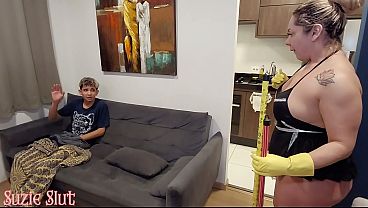 Empregada Coroa da o C&uacute_ gostoso para Filho do patr&atilde_o (VIDEO COMPLETO NO RED)