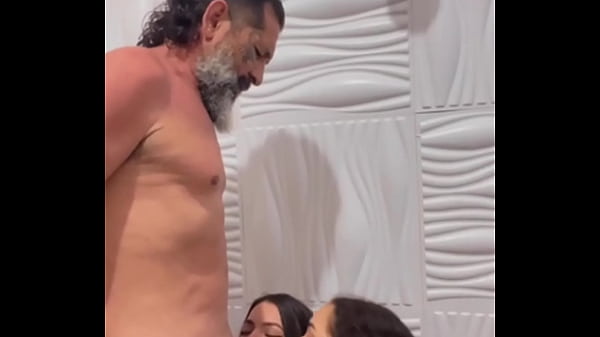 Play MP4 - Elas querem fazer sexo com o padastro
