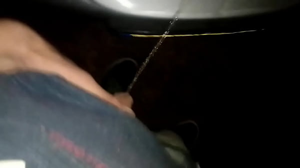 Play MP4 - Andy pisst an ein Auto