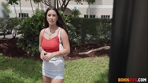 Play MP4 - Hottie Babe Get In The Bus For Job Interview