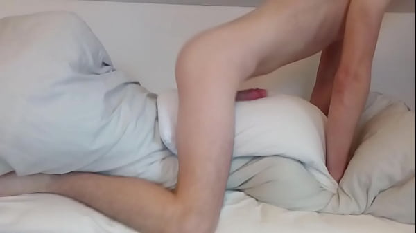 Play MP4 - Edging pillow humping