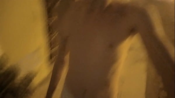 Play MP4 - Andando de fralda na rua