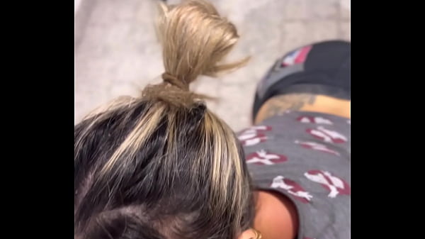 Play MP4 - Uber moto mulher Bate punheta pro passageiro encima da moto&excl; No fim da corrida ela faz coisa inusitada com a boca e o cuzinho dela molhado &excl;