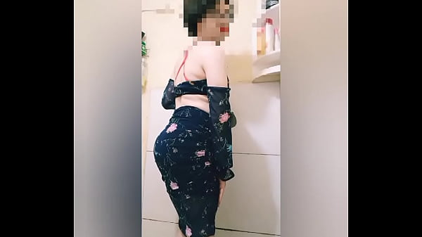 Crossdresser usando o conjunto da namorada 