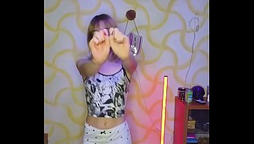 Liby Thegabifps dan&ccedil_ando em formato de video curto