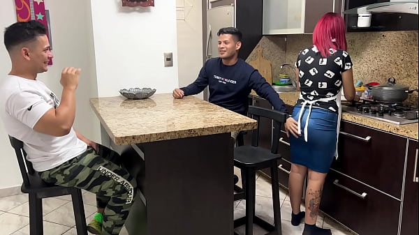 Play MP4 - Esposa Ama de Casa le Gusta Chupar Salchicha Cuando el Amigo de su Marido se la en la Boca se Transforma en una Puta Al frente de su Marido Cornudo