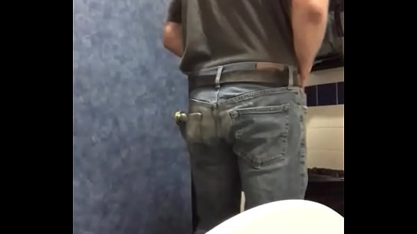 Play MP4 - Twink masturbating in public