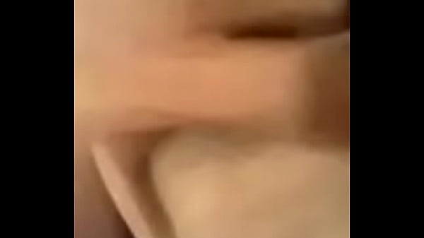 Morena gostosa se acabando na siririca 01 