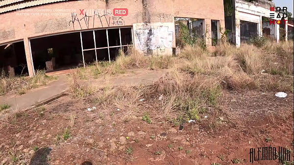 Encontrei uma constru&ccedil;&atilde;o abandonada na estrada e levei uma gostosa de dreadlooks para fuder ela ali mesmo completo no red 