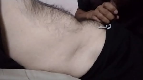 Chupando verga peluda. 