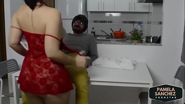 Follada sobre la mesa