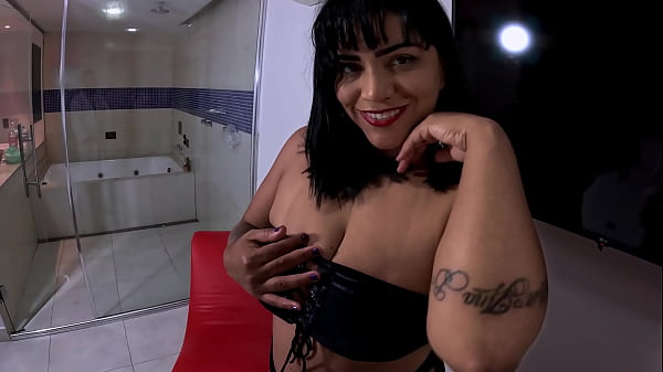 Tirei a camisinha engoli tudo a porra do safado gozador 