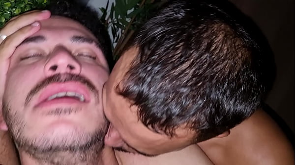 Play MP4 - Veio fazer uma visita e acabou sendo a marmita do casal