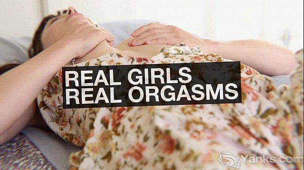 Hottie_Carmen Eating And Masturbating