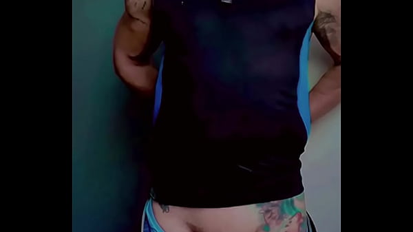 Chacal Varonil Muestra Su Pene Enjaulado Y Toma Sus Propios Meados thumbnail
