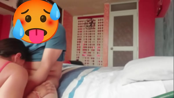 Esposo manda a su esposa con traje de enfermera puta para que sea cachada por su amigo 