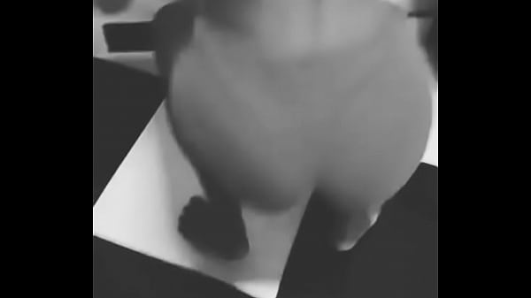 Morena Maryana Rebolando Preto e Branco