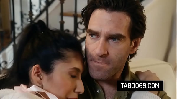 Nonton Latina Teen Fucks With The Delivery Guy thumbnail