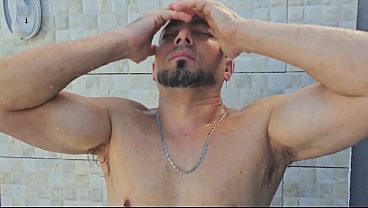 Tomando banho imaginando aquela buceta da madrasta