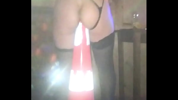 abriendo el co&ntilde;o con dildo grande .. .. 