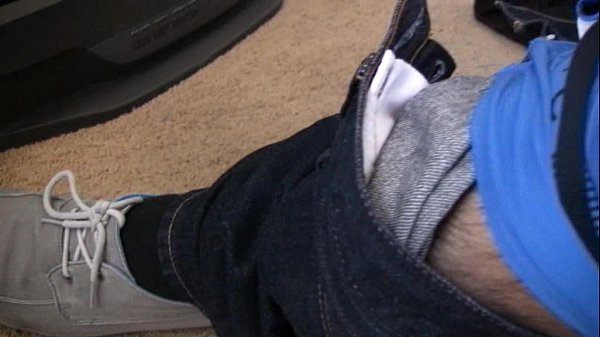 Play MP4 - Fit muscular Latino jerking off