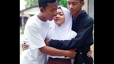 Gadis Remaja Cantik Indonesia Berciuman Dengan Dua Pria thumbnail