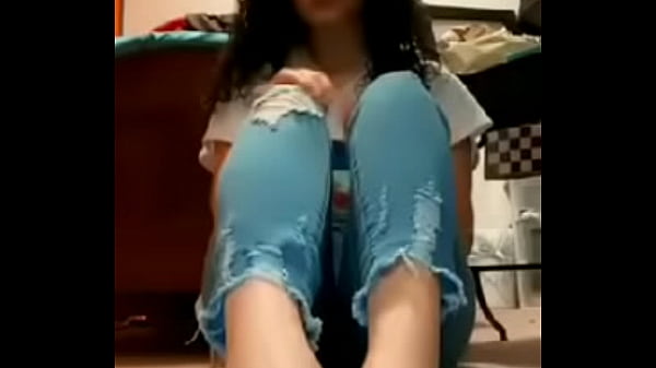 Nonton Girlfriend Teasing Her White Toes thumbnail