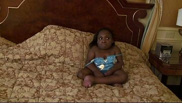 Nonton A Black Midget Gets Her Pussy Licked And Then Fucked In This Fetish Scene thumbnail