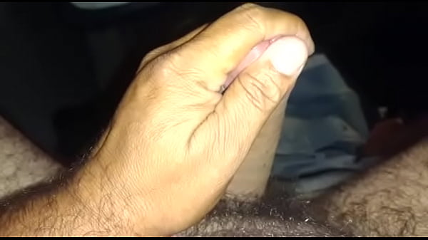 Caminhoneiro safado mostrando sua rola 