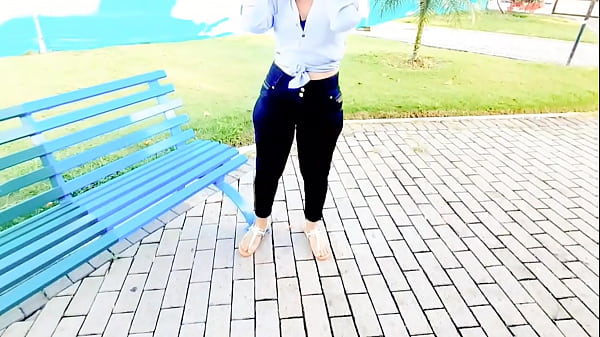 Play MP4 - Video Casero Amateur - Chica  de GRAN CULO ES Grabada en el PARQUE